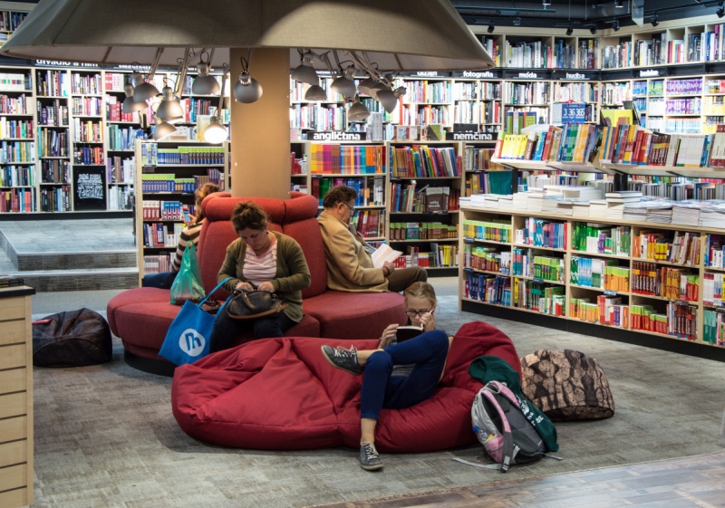 vitrine--min_books_bookstore_book_reader_readers_reading_shop_sale_books-849006